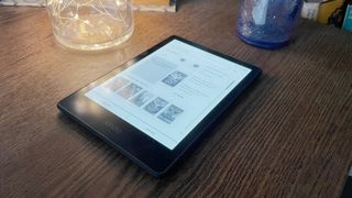 Kindle Paperwhite 2021 Signature Edition liegt auf einem Tisch