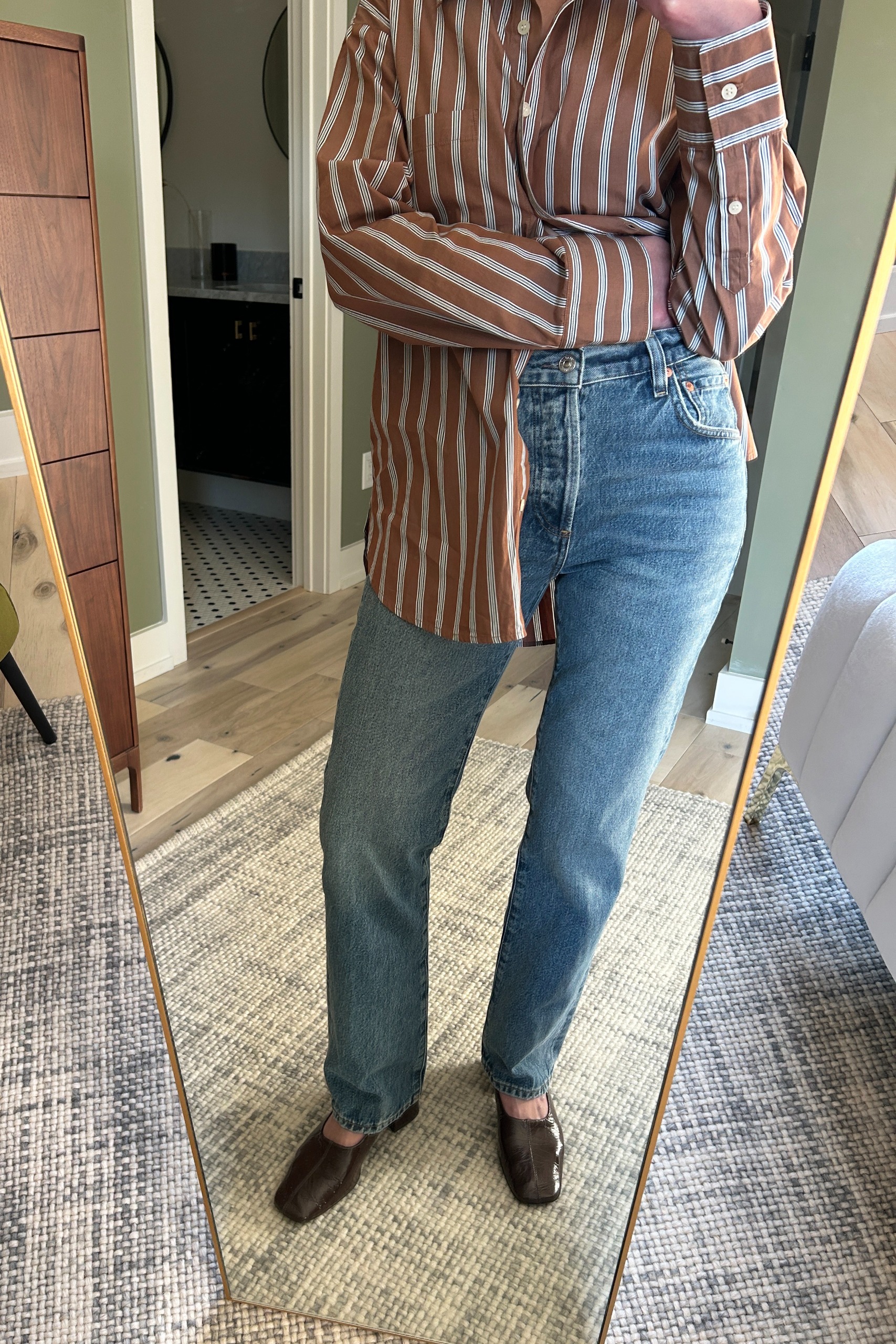 Who What Wear senior fashion editor Allyson Payer trying on the Citizens of Humanity 90s French Jeans in Dirty Martini