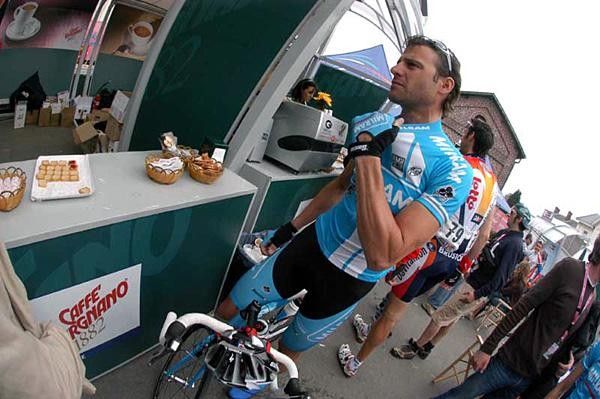 Alessandro Petacchi (Milram) in search of an espresso