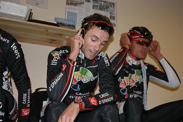 A last-minute interview by phone for Valverde. He is flanked by Luis Leon Sanchez, another big name.