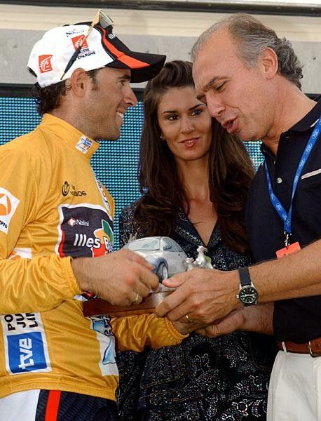 A Ford executive presents Alejandro Valverde, current Vuelta leader, with a trophy to commemorate the stage finish at a Ford factory