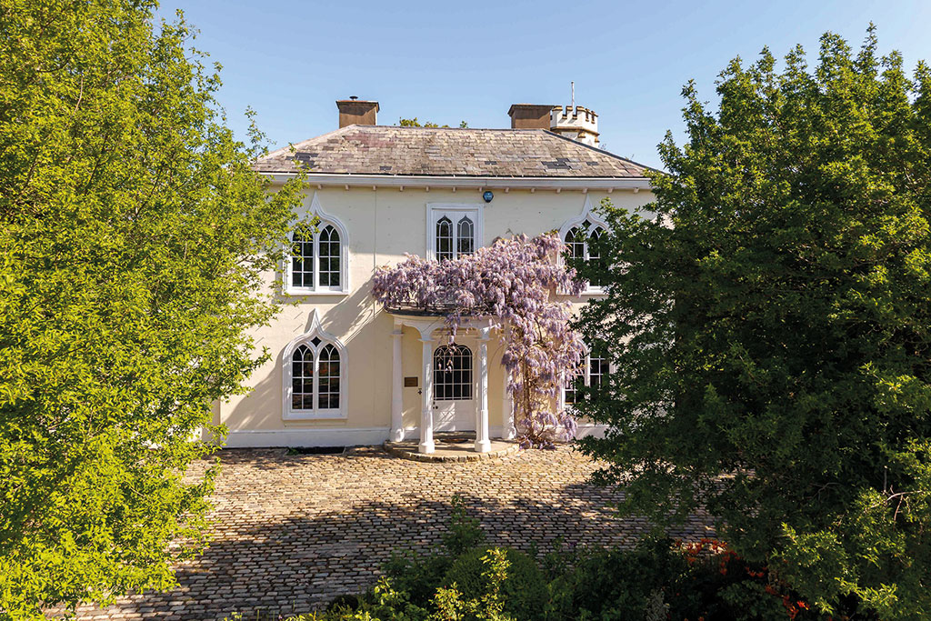 Houses for sale with orchards: Bretforton Hall, Bretforton, Evesham, Worcestershire