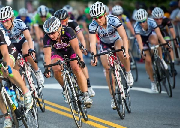 Laura Van Gilder in corner 3 followed by Jen Purcell (team Tibco)