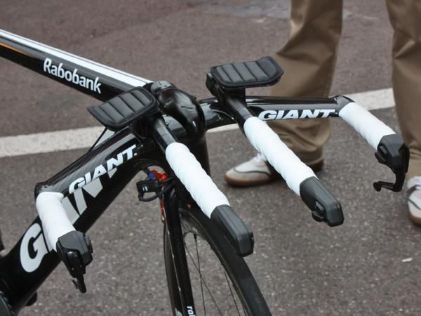 Denis Menchov (Rabobank) was among many Shimano-sponsored riders using the electronic Dura-Ace Di2 setup for their time trial bike.