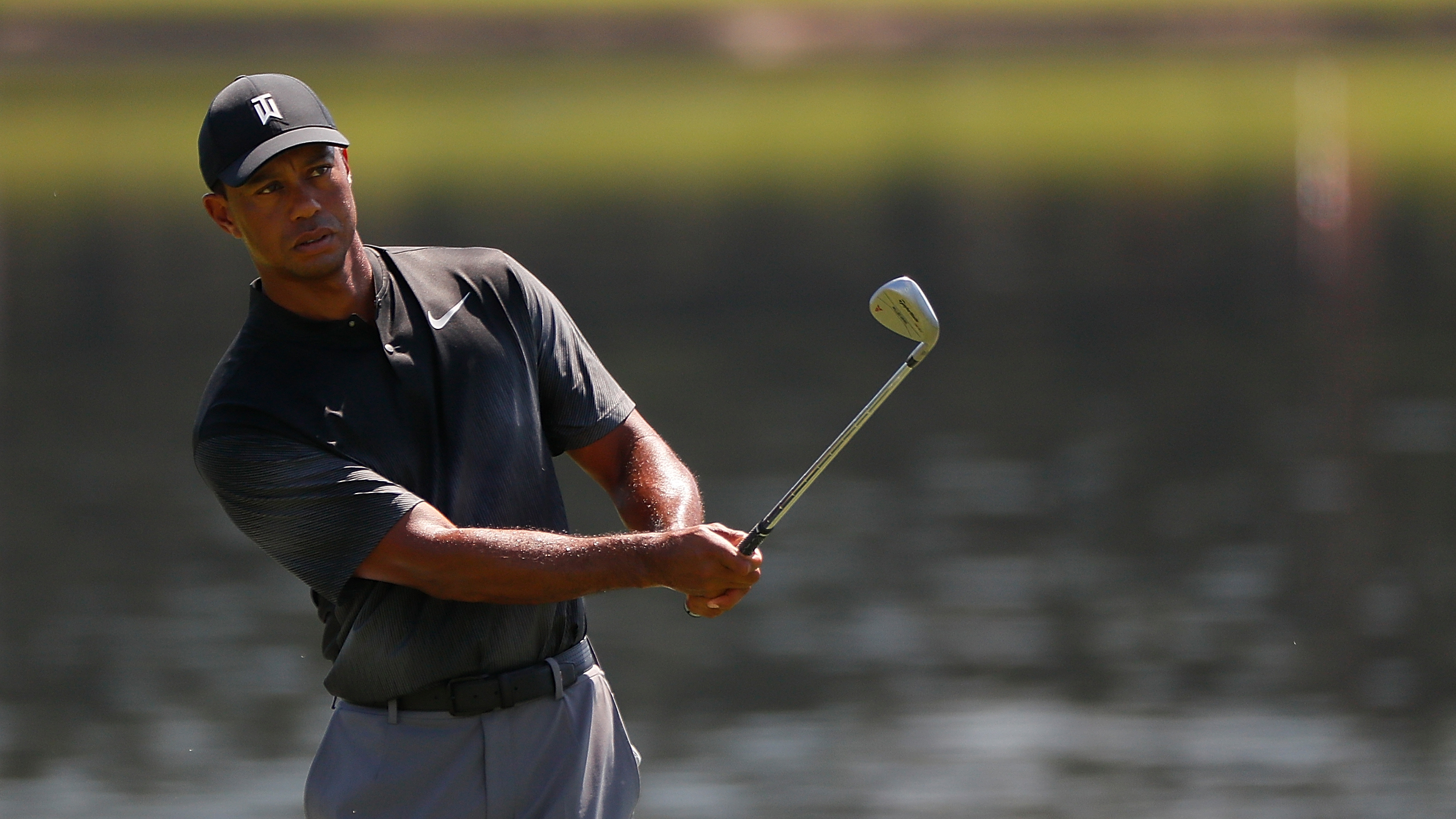 Photo of Tiger Woods chipping