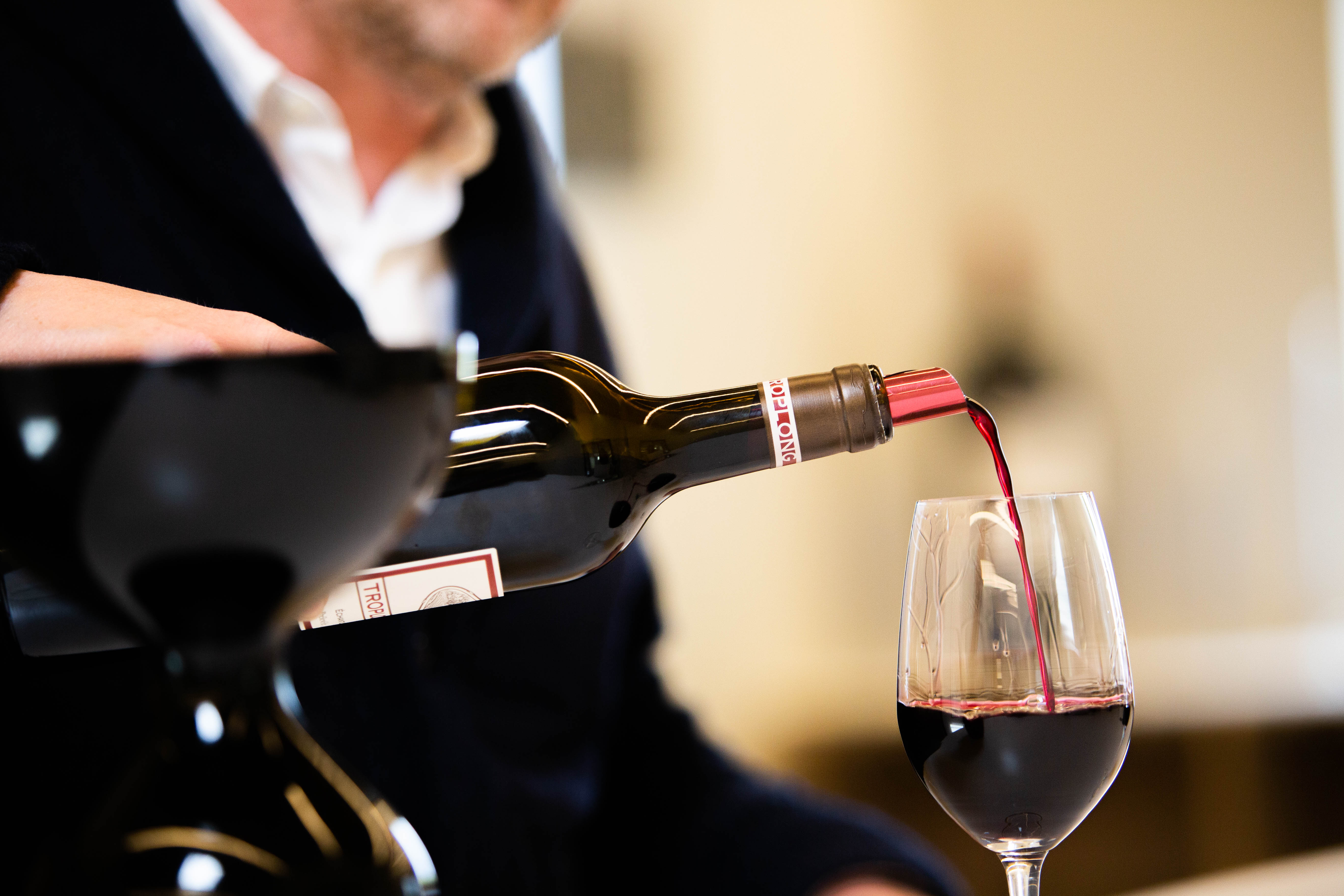 WInemaker Aymeric de Gironde pouring Ch&amp;acirc;teau Troplong Mondot 2022