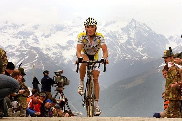 Vasili Kiryienka (Tinkoff Credit Systems) had a technical problem close to the top and walked the last few hundred metres to the finish.