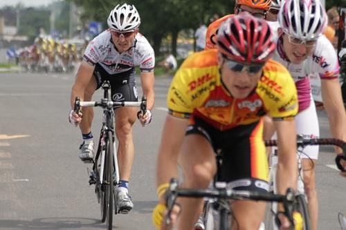 Petr Benc&iacute;kcn gives it some gas to stay on the wheel.