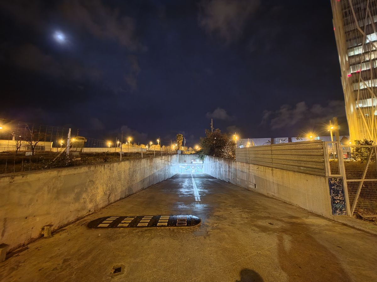 Samsung Galaxy S26 Ultra camera sample at night