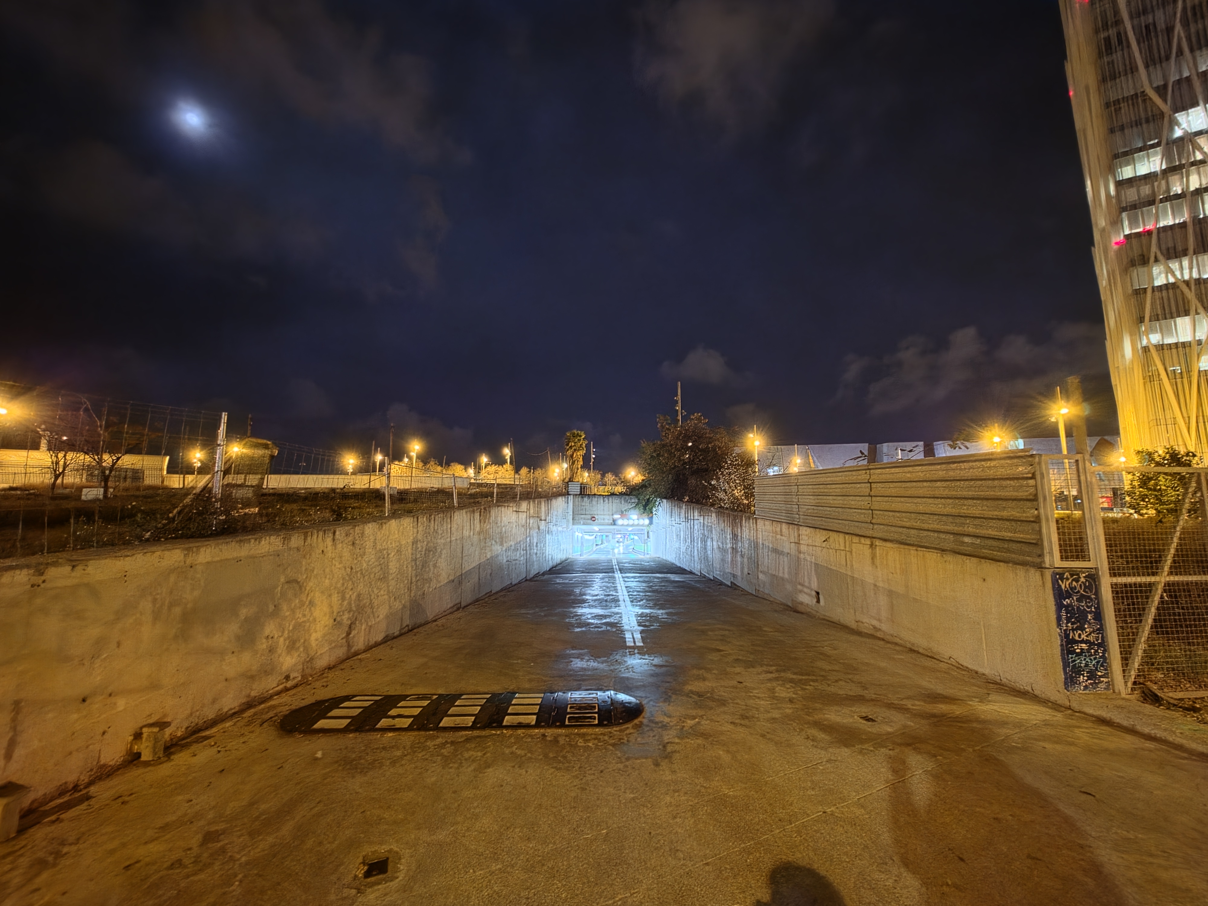 Samsung Galaxy S26 Ultra camera sample at night