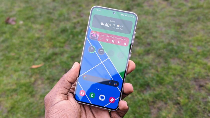 The Galaxy S23 display while outdoors