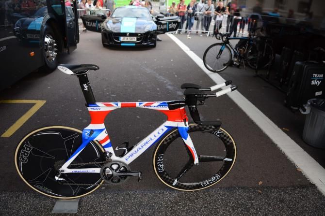 Bradley Wiggins' Pinarello Bolide has been updated to match his national champions jersey