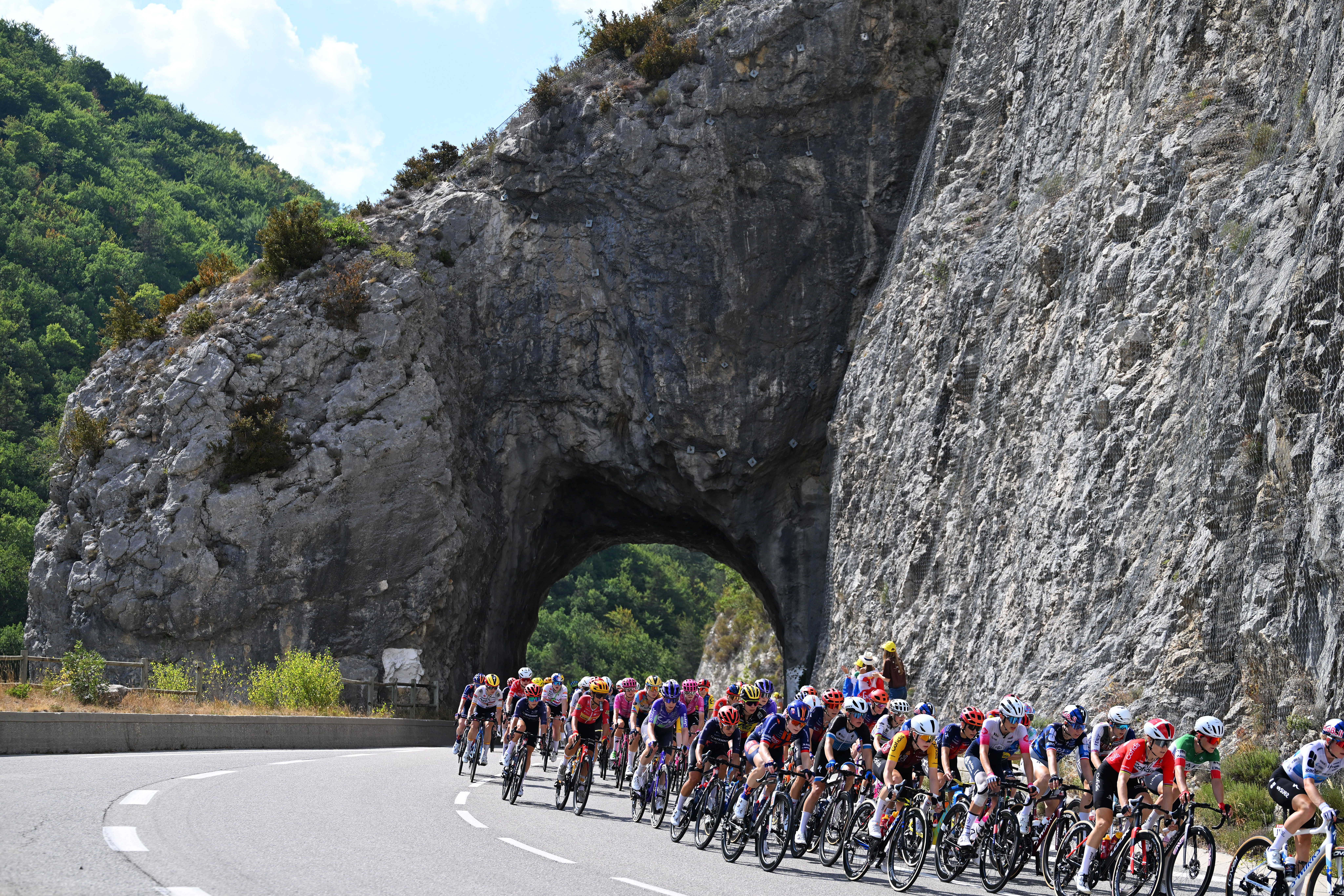 NICE, FRANCE - AUGUST 08: A general view of the peloton competing during the 5th Tour de France Femmes 2026, Stage 8 a 171.9km stage from Sisteron to Nice / #UCIWWT / on August 08, 2026 in Nice, France. (Photo by Tim de Waele/Getty Images)