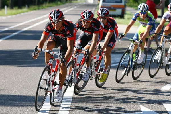 Caisse d'Epargne lead the peloton