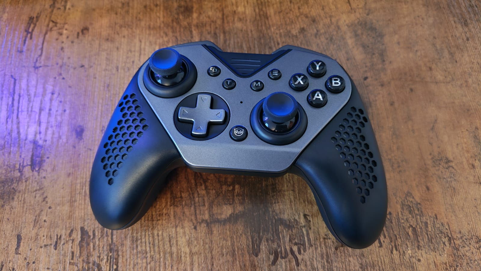 A Nyxi Flexi controller with its thumbsticks in asymmetrical configuration