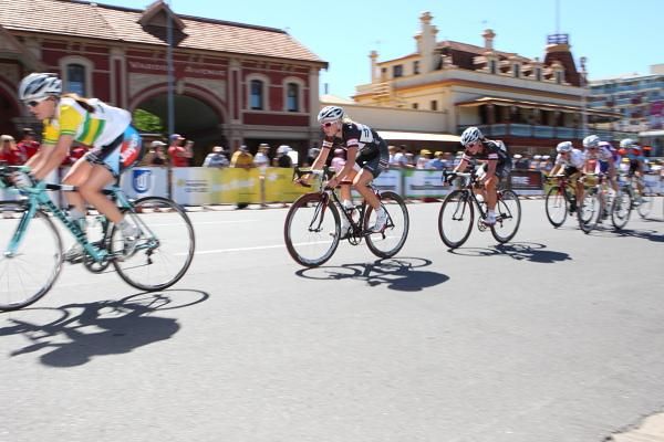 Lauren Kitchen, Peta Mullens (Honda) and Megan Dunn (Honda) in the chase after Heather