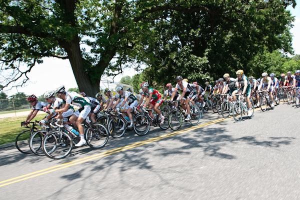 The men's main field wasn't chasing seriously until after 2 big laps to go.