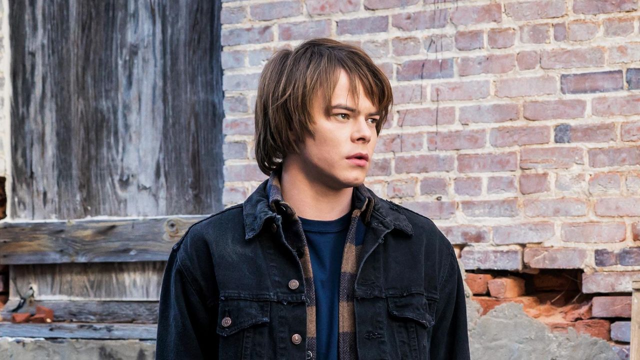 Charlie Heaton as Jonathan Byers in Stranger Things season 1