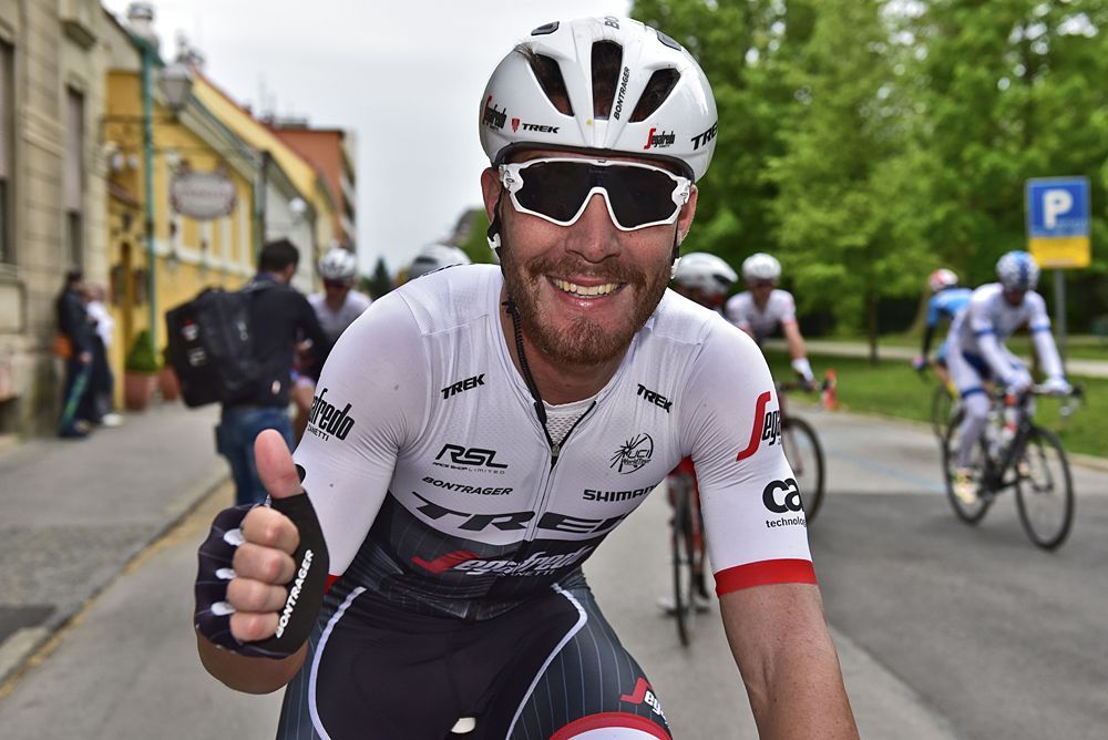 A thumbs up from Giacomo Nizzolo (Trek-Segafredo)