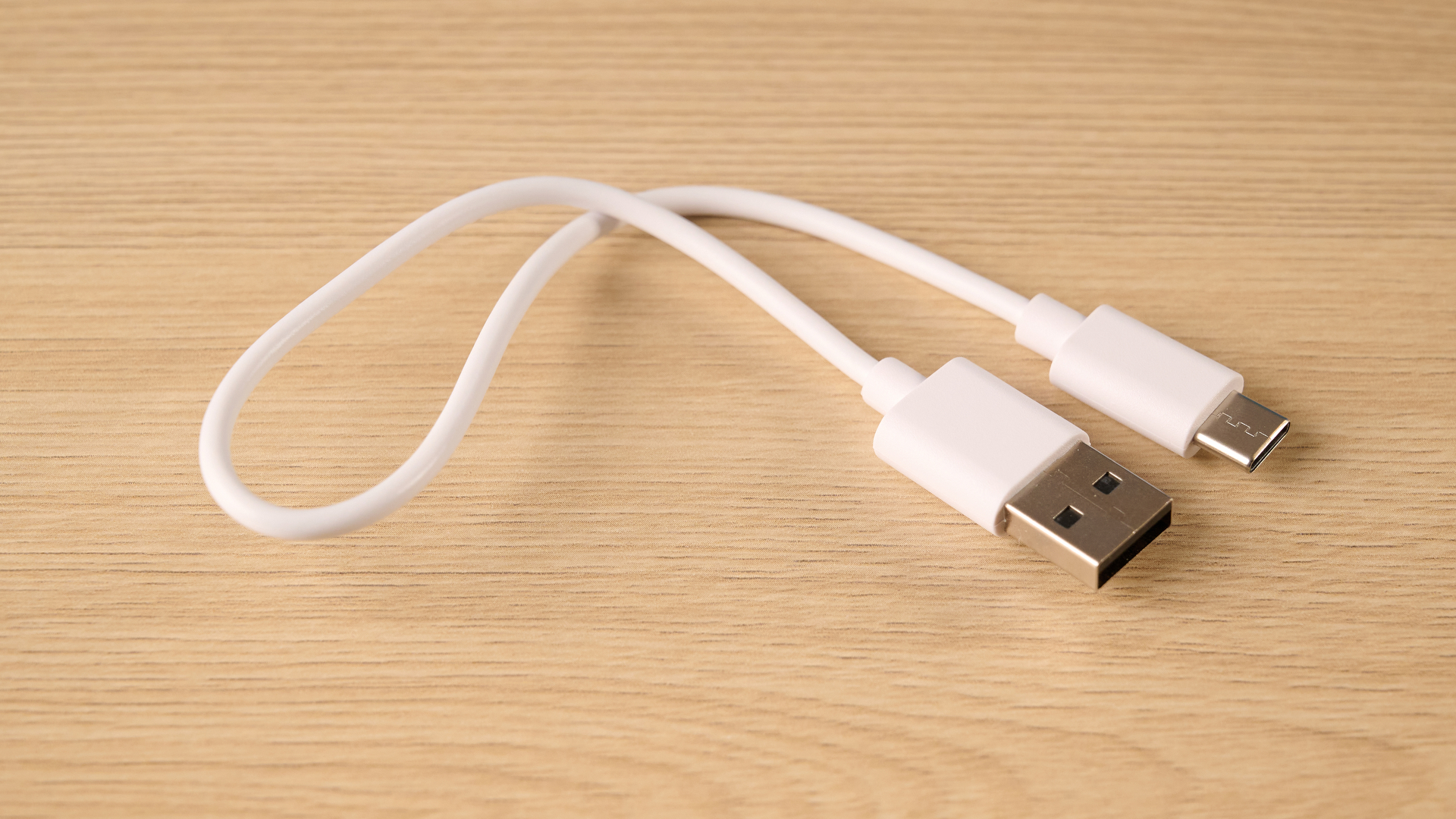 A closeup of the USB-C charging cable that came with the Fitnexa SomniPods 3