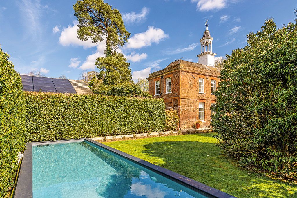 Properties for sale with swimming pools: Yeomans Drive, Aston, Stevenage, Hertfordshire
