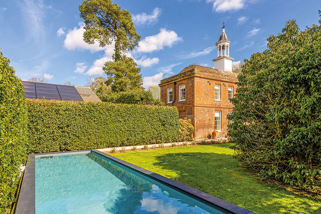 Properties for sale with swimming pools: Yeomans Drive, Aston, Stevenage, Hertfordshire