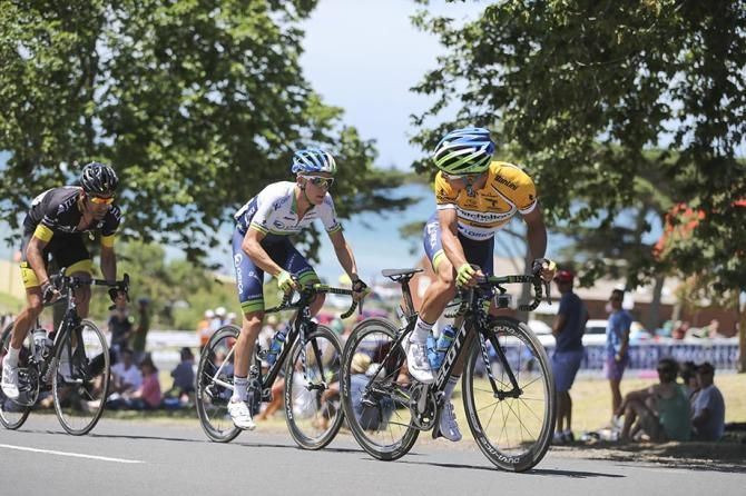 Caleb Ewan (Orica GreenEdge) tests out the opposition