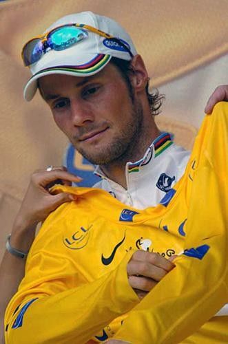 Tom Boonen (Quick.Step) puts on his second maillot jaune