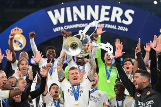 LONDON, ENGLAND - JUNE 01: Toni Kroos of Real Madrid lifts the UEFA Champions League Trophy after his team&#039;s victory the UEFA Champions League 2023/24 Final match between Borussia Dortmund and Real Madrid CF at Wembley Stadium on June 01, 2024 in London, England. (Photo by Justin Setterfield/Getty Images)