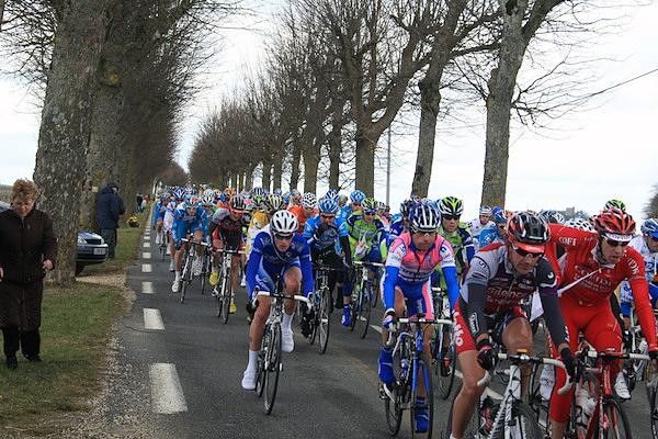 The riders in the feed zone where some riders have received their musettes already, but others are still starving.