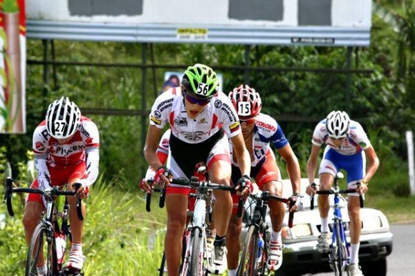 William Valencia (Greatwall-Indeportes Antioquia) gives it plenty on the front.