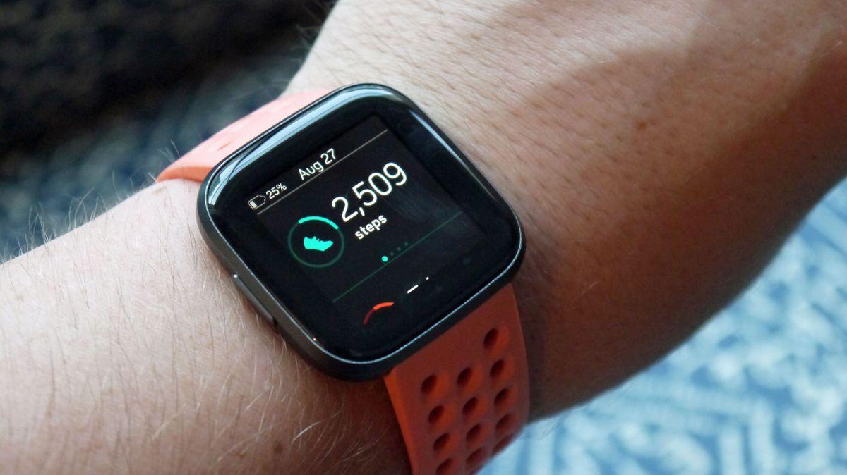 difference between fitbit versa and apple watch