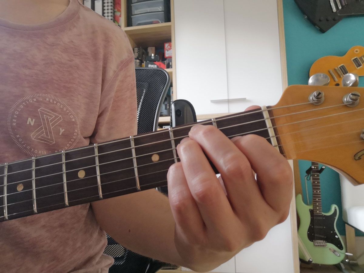 How to play an E chord on guitar