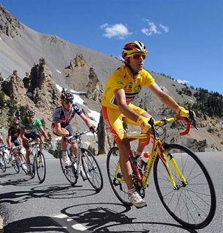 Alejandro Valverde (Caisse d'Epargne) kept his yellow jersey.