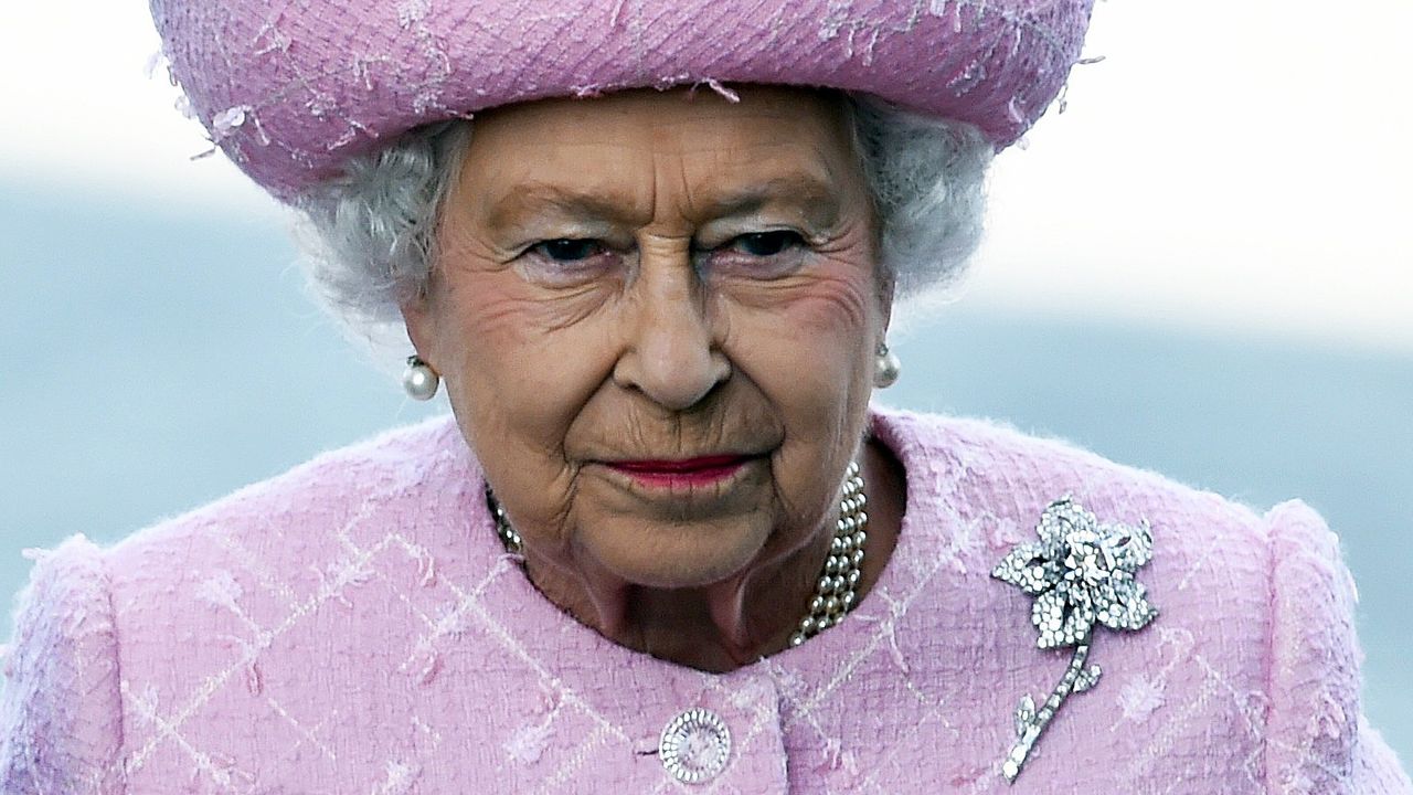 The Queen&#039;s Williamson pink diamond brooch