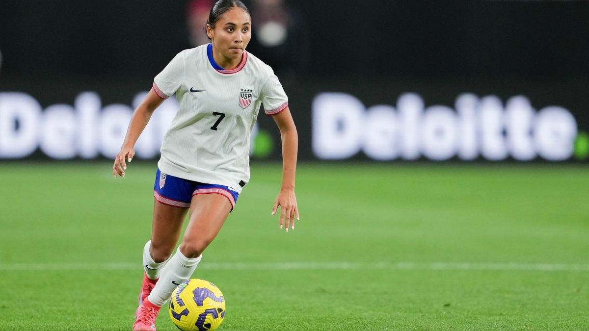 Alyssa Thompson #7 of USA looking for an open teammate during the SheBelieves Cup game between Australia and USWNT at State Farm Stadium on February 23, 2025 in Glendale, Arizona. 