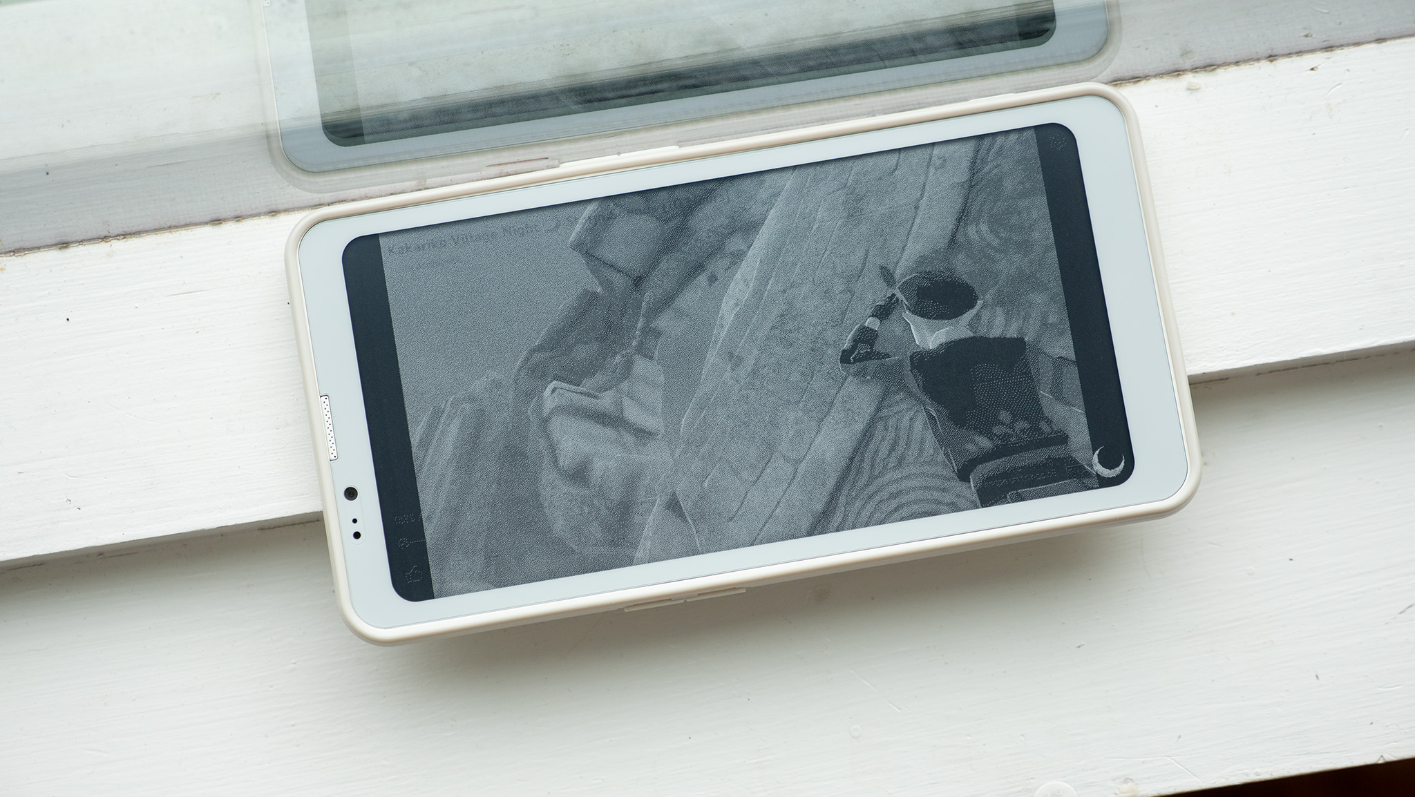 Watching a Zelda Tears of the Kingdom video on the YouTube app, running on a Bigme HiBreak Pro E Ink phone