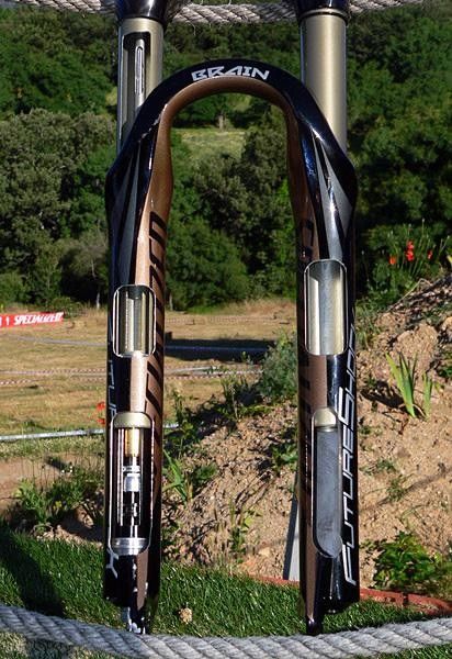 The damper and air spring are both housed within the driveside stanchion. The only thing in the other side of the fork is some lubrication to keep things running smoothly.