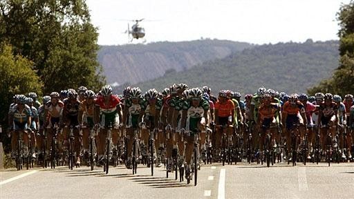 The pack rides during the fourth stage of the Tour of Spain between Almendranejo and Caceres, 29 August 2006. Germany's Erik Zabel won the stage ahead of Norway's Thor Hushovd and France's Nazon taking third place