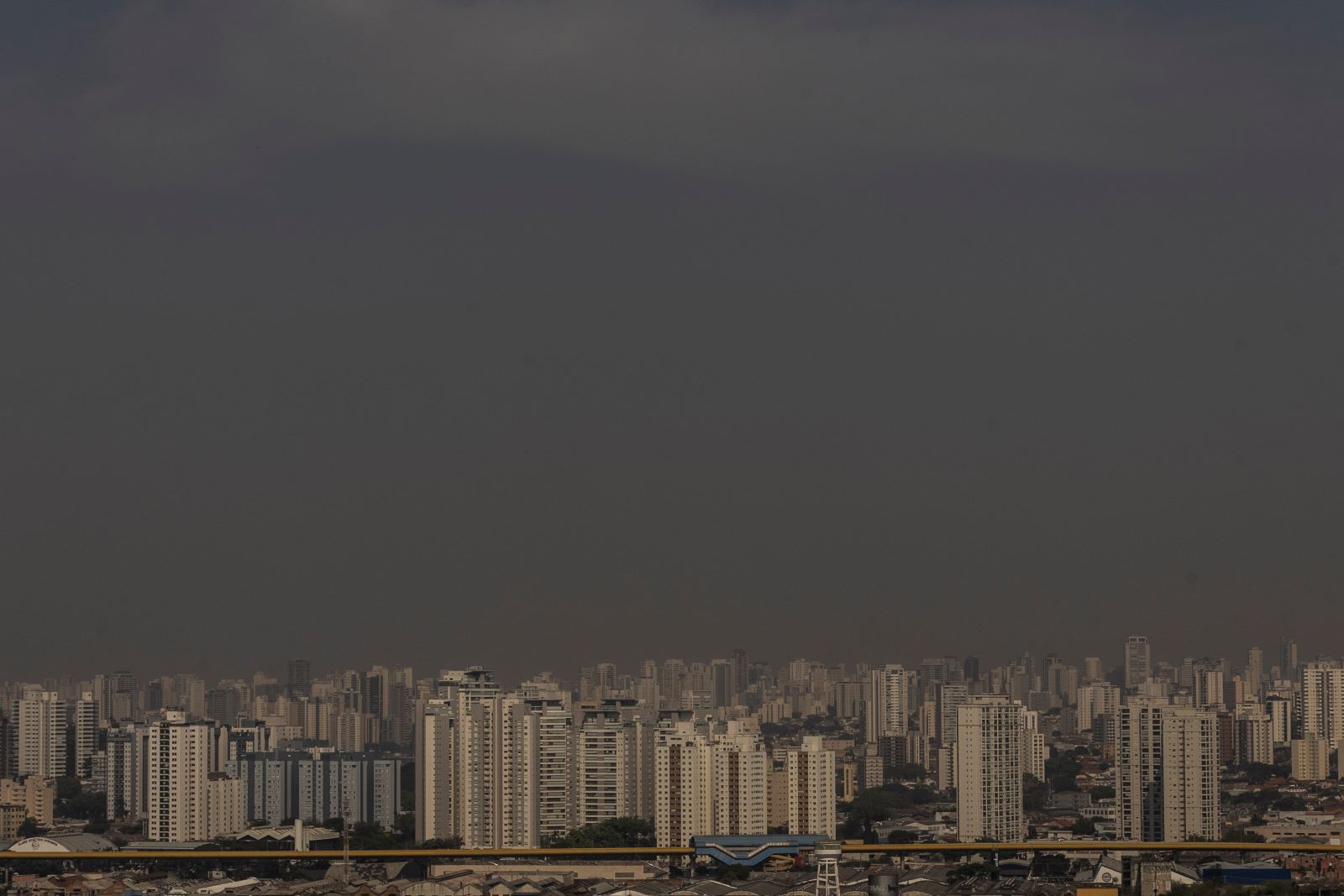 Poluição do ar vista no horizonte de uma cidade.