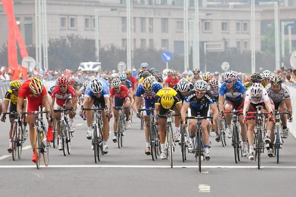 Rico Rogers (Giant Asia Racing Team) wins stage four in a field sprint finale.