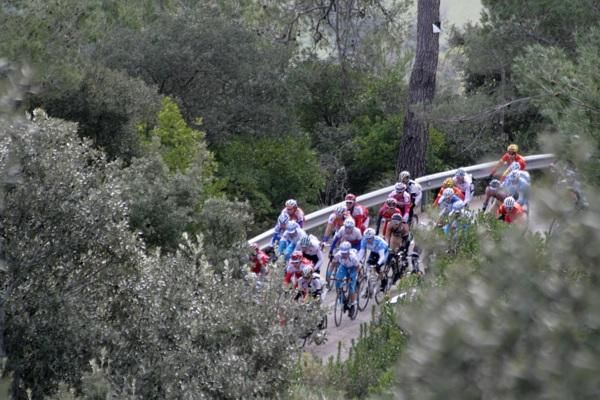 The peloton breaks up the grey...