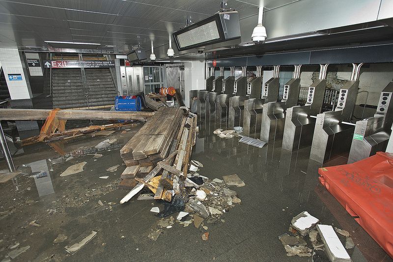 Flooding in Manhattan&#039;s South Ferry subway station from Hurricane Sandy