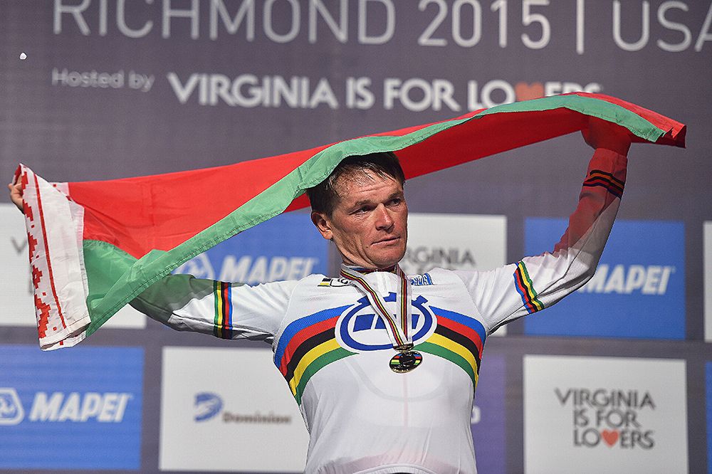 Vasil Kiryienka (Belarus) holds up his nation's flag