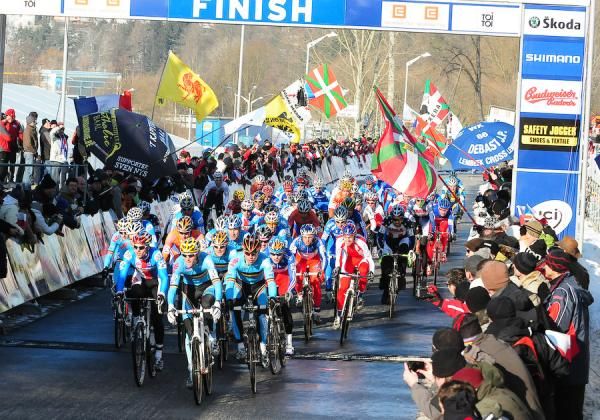 The large men's field get off to a clean start