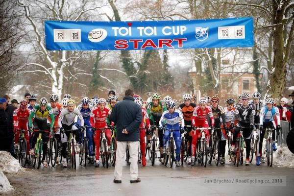 The start of the elite men's race.