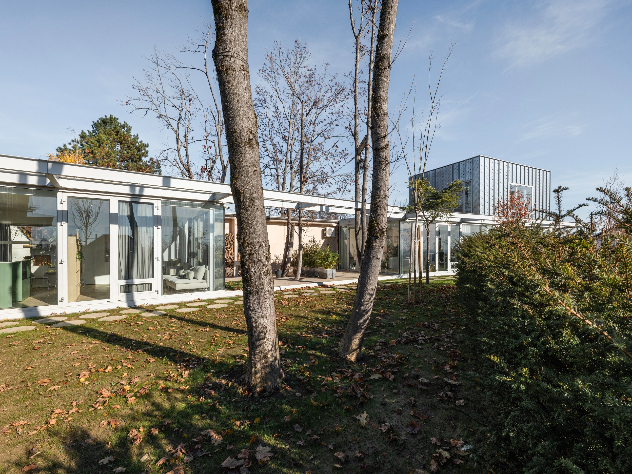 Garden fa&amp;ccedil;ade of the Double-Villa