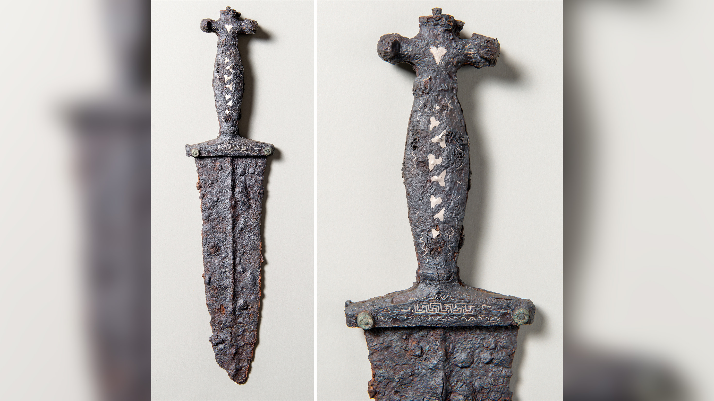 Der antike Eisendolch ist reich mit Einlagen aus Silber und Messing verziert.  Es gehörte einem römischen Legionär und wurde möglicherweise als Dankeschön nach einem Sieg in der Schlacht absichtlich begraben.
