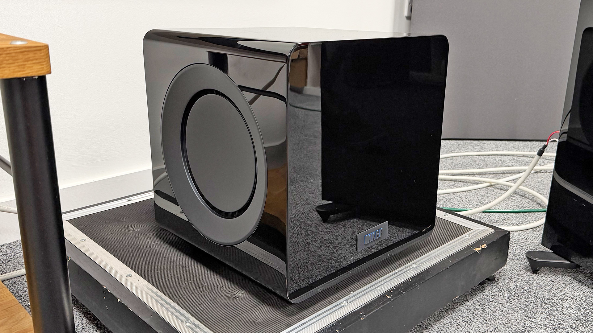 KEF R Meta 5.1 Speaker System speaker package subwoofer in test room