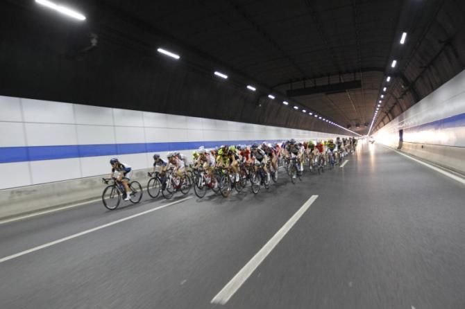 The bunch in the Changjiang Tunnel